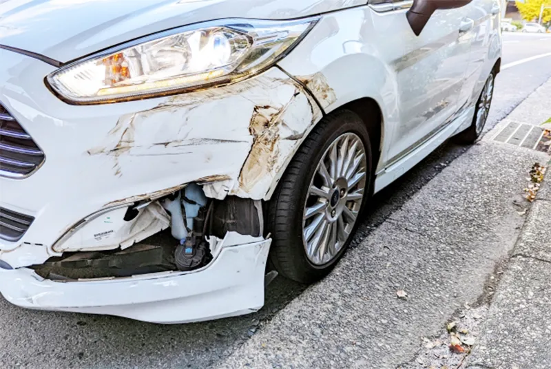 事故で破損した車